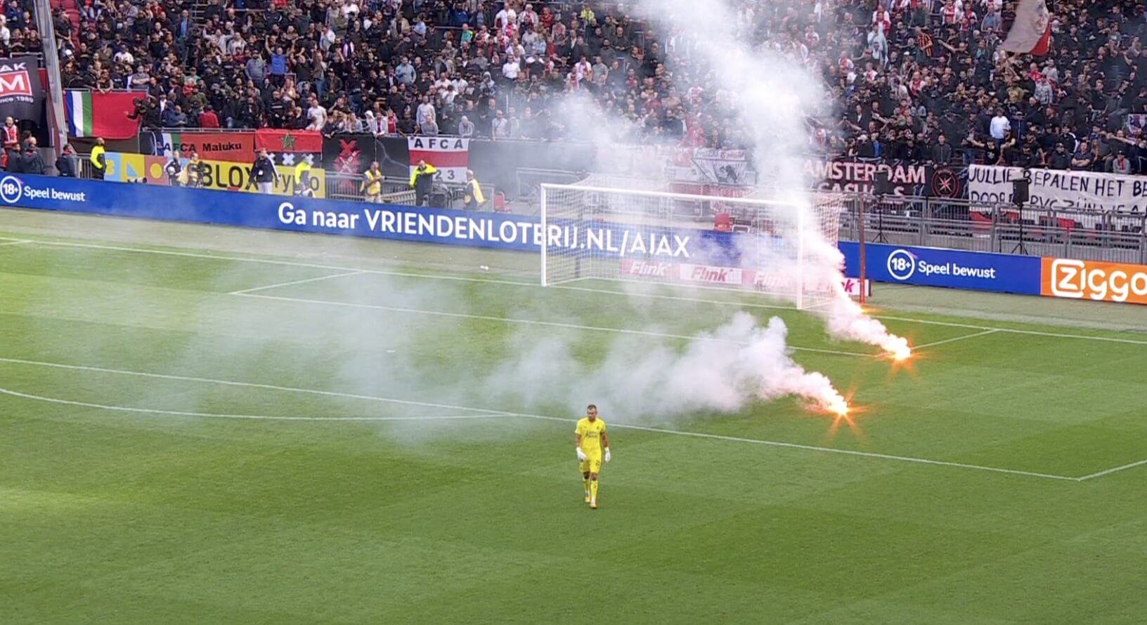 Bunt kibiców Ajaxu! Mecz z Feyenoordem został przerwany. Kibice zdemolowali stadion [WIDEO] Obraz wpisu