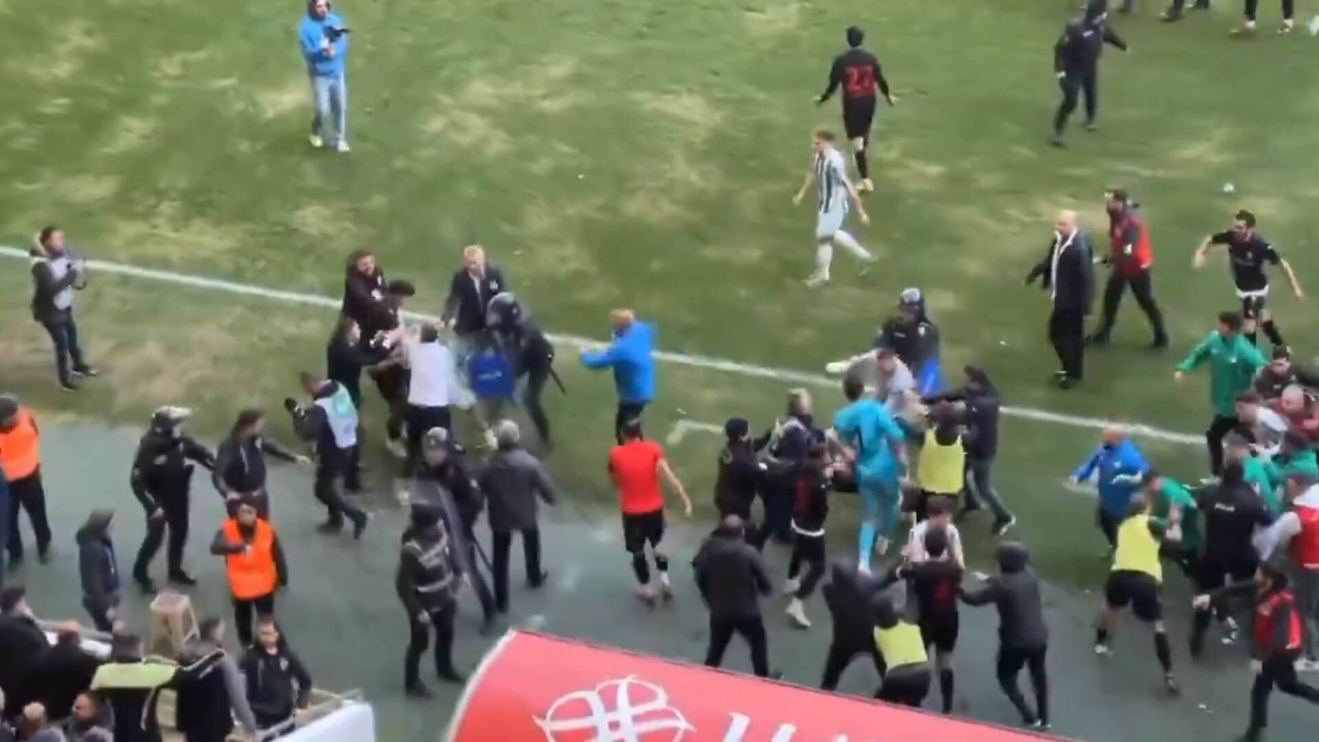 Kolejny skandal w Turcji. Szarpanina na boisku, w sumie 5 czerwonych kartek [WIDEO] Obraz wpisu