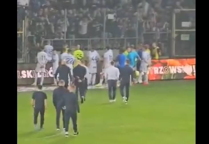 Piłkarze Lecha rozmawiali ze swoimi kibicami. Ci krzyczeli: „Gdzie jest Rumak?” [WIDEO] Obraz wpisu