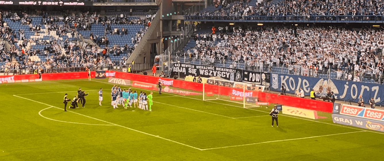 Kibice Lecha wściekli po remisie z Cracovią. „Gdzie jest Rumak?” [WIDEO] Obraz wpisu