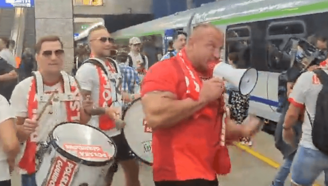 Mariusz Pudzianowski jedzie wspierać reprezentację Polski! Prowadził doping na peronie [WIDEO] Obraz wpisu