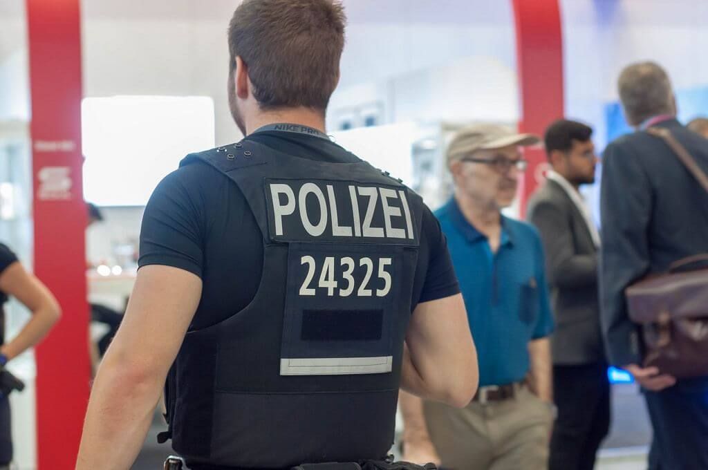 Strzały w Hamburgu! Policja postrzeliła holenderskiego kibica. Groził im kilofem Obraz wpisu