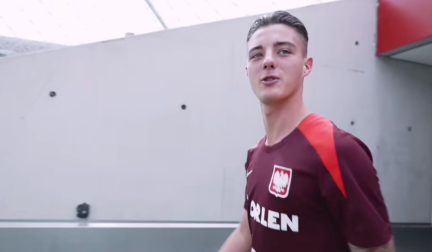 Kacper Urbański znów zmieni otoczenie? Dwa kluby walczą o polskiego pomocnika Obraz wpisu