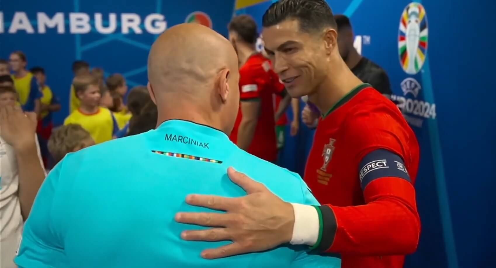 Ciepłe przywitanie Szymona Marciniaka z Cristiano Ronaldo. „Hi, big man” Obraz wpisu