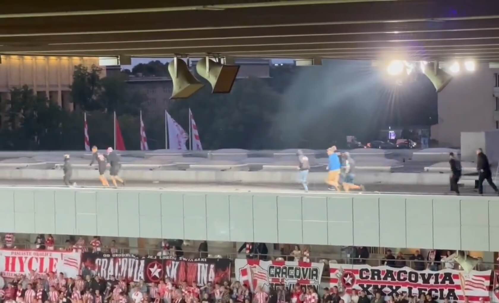 Bezprecedensowa sytuacja w meczu Cracovia-Widzew. Po dachu stadionu gonili się kibice [WIDEO] Obraz wpisu