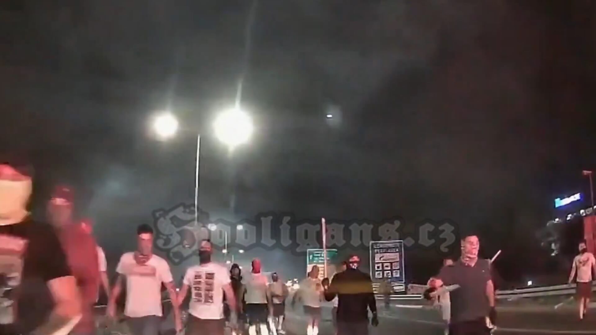 Potyczka kiboli Crvenej Zvezdy i Lecha Poznań. Serbowie zaatakowali na trasie [WIDEO] Obraz wpisu