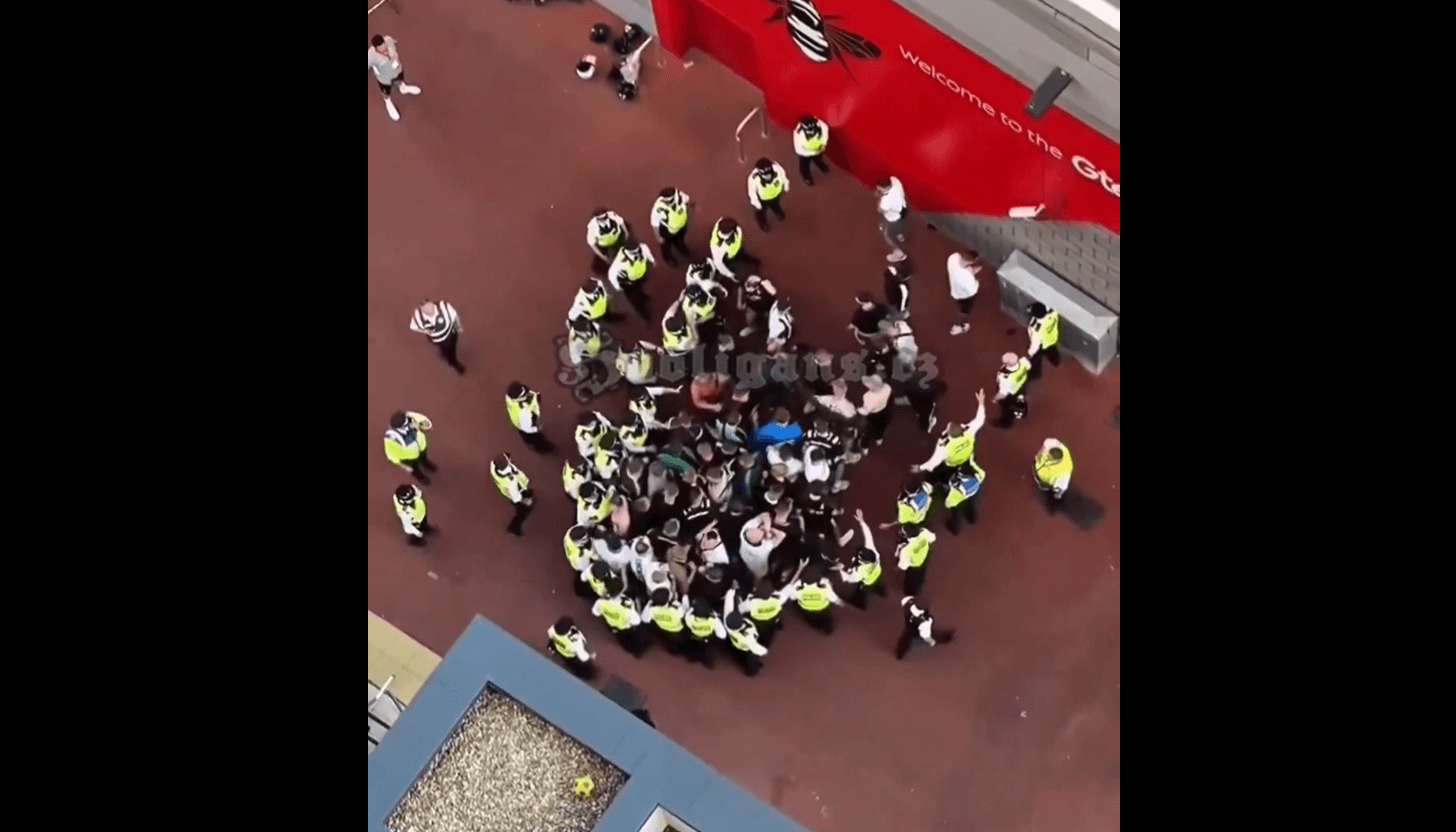 Bójka po meczu towarzyskim Brentford z Borussią M’gladbach. Policja musiała interweniować [WIDEO] Obraz wpisu