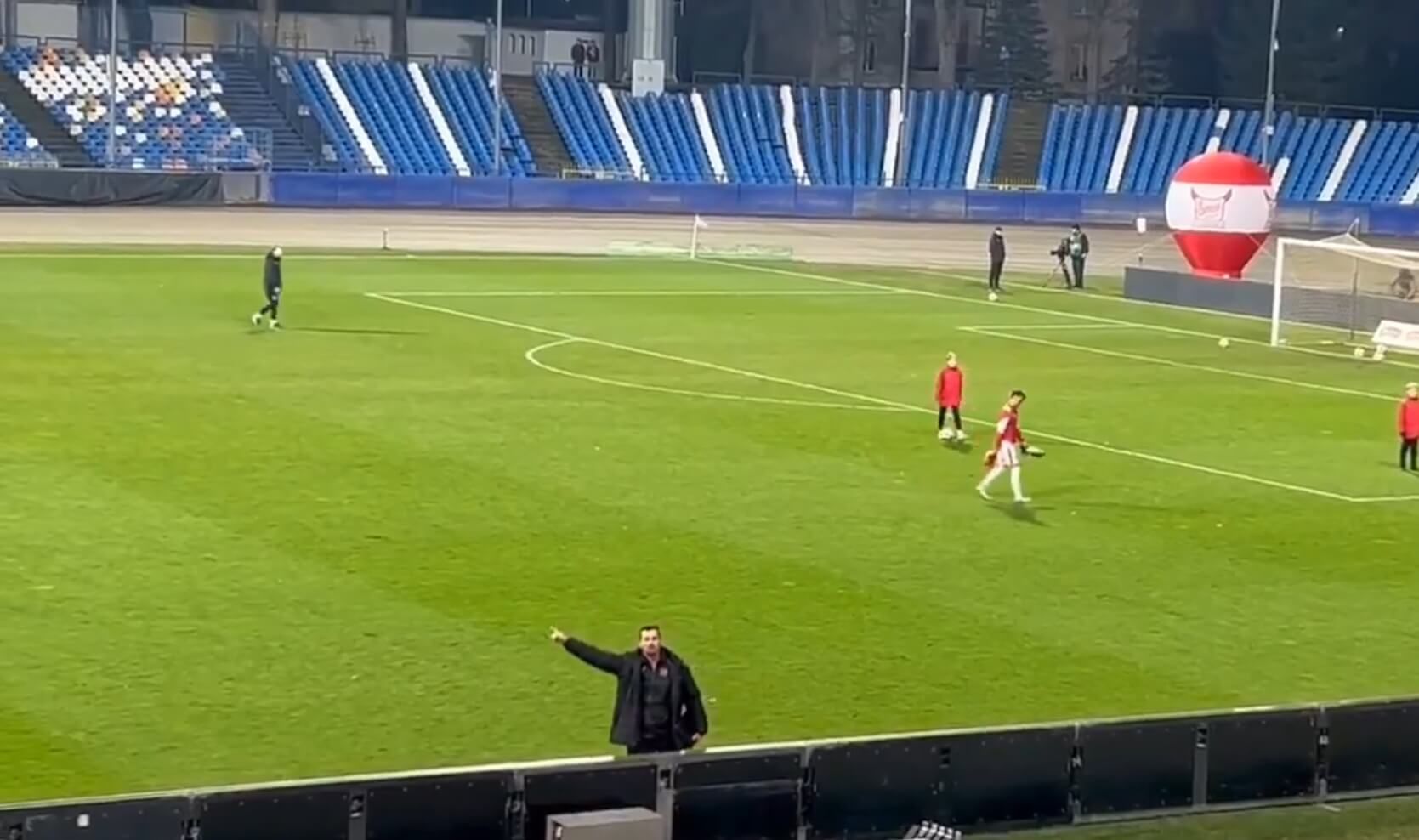 Absolutny HIT! Trener przeprowadził rozmowę motywacyjną z kibicami [WIDEO] Obraz wpisu