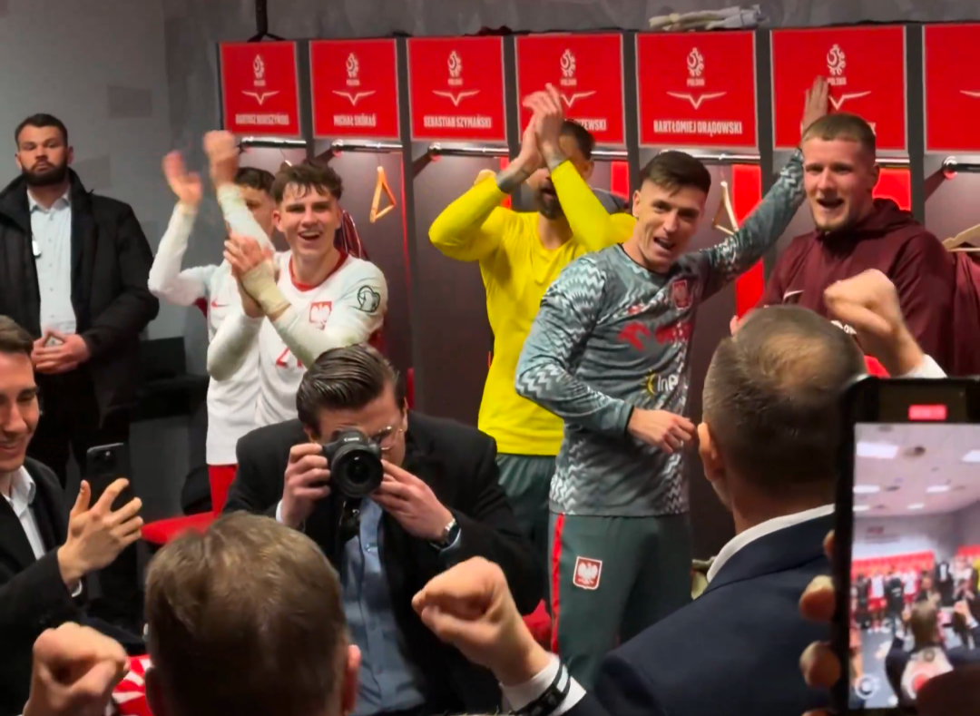 Prezydent pojawił się w szatni reprezentacji Polski. Wspólnie świętowali zwycięstwo [WIDEO] Zdjęcie główne wpisu
