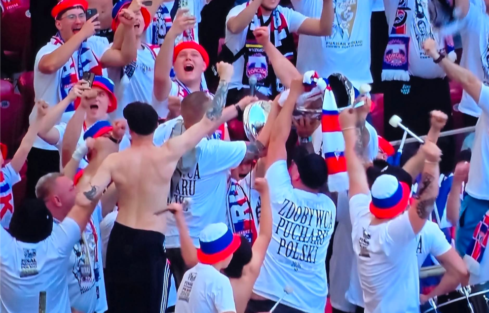 Piękne obrazki na Stadionie Narodowym! Lukas Podolski przekazał zdobyty puchar kibicom [WIDEO] Zdjęcie główne wpisu