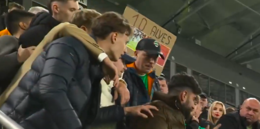 Skandaliczne kulisy meczu Radomiak - Lech. Piłkarz Kolejorza musiał oddać klubową kurtkę kibicom rywali [WIDEO] Zdjęcie główne wpisu