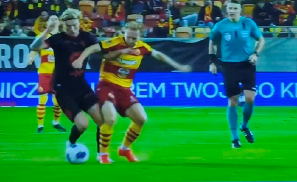 Kontrowersja w hicie Ekstraklasy! Jagiellonia poszkodowana przez sędziego? [WIDEO] Zdjęcie główne wpisu