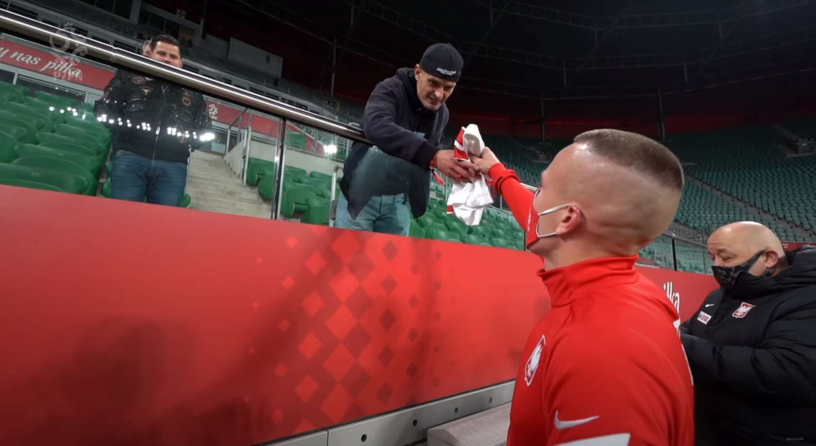 Piękny gest Jacka Góralskiego! Po meczu z Bośnią wręczył koszulkę Tomaszowi Komendzie [WIDEO] Zdjęcie główne wpisu