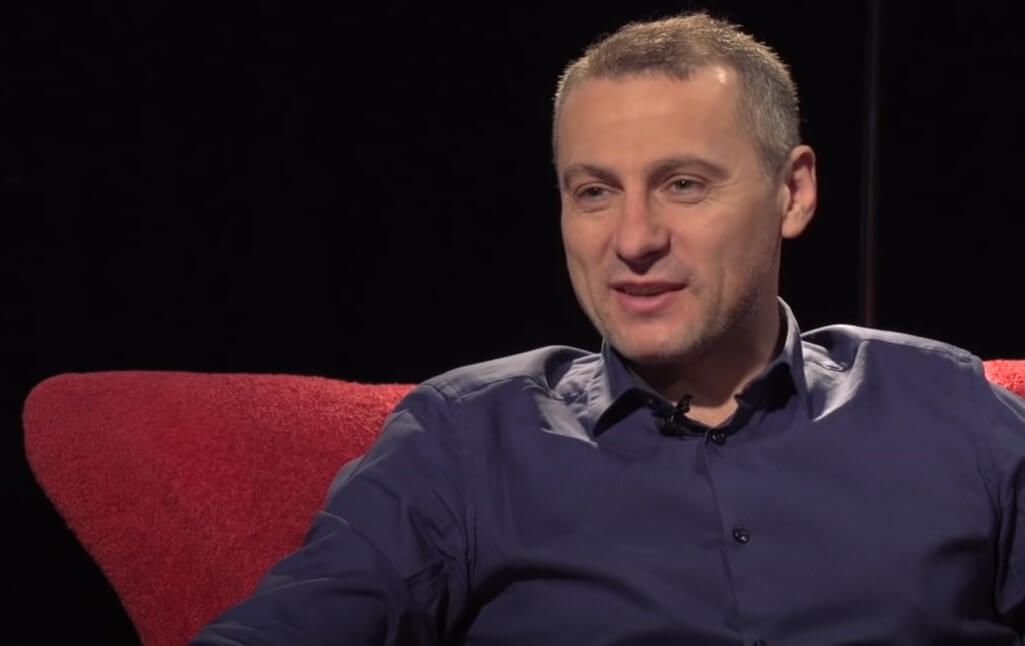 Piotr Świerczewski ocenił sytuację Lecha Poznań. Dałby kredyt zaufania Johnowi van den Bromowi Zdjęcie główne wpisu