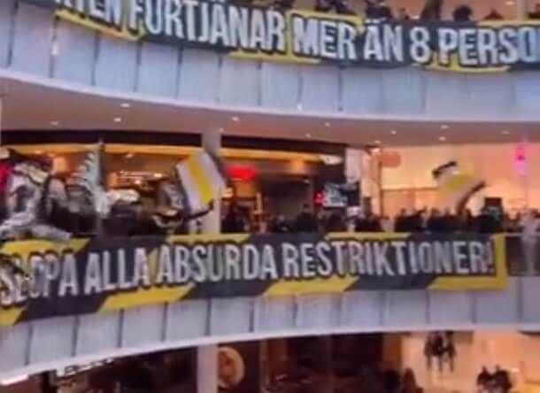 Szwedzcy kibice protestują w… galerii handlowej. Sprzeciwiają się nowym obostrzeniom [WIDEO] Zdjęcie główne wpisu