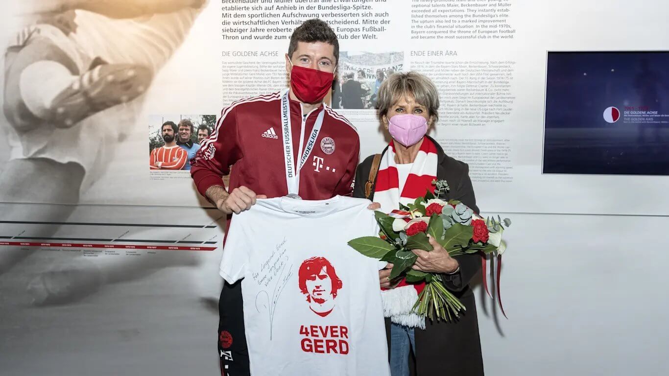 Wyjątkowy gest Roberta Lewandowskiego. Polak wręczył prezent żonie Gerda Mullera Zdjęcie główne wpisu