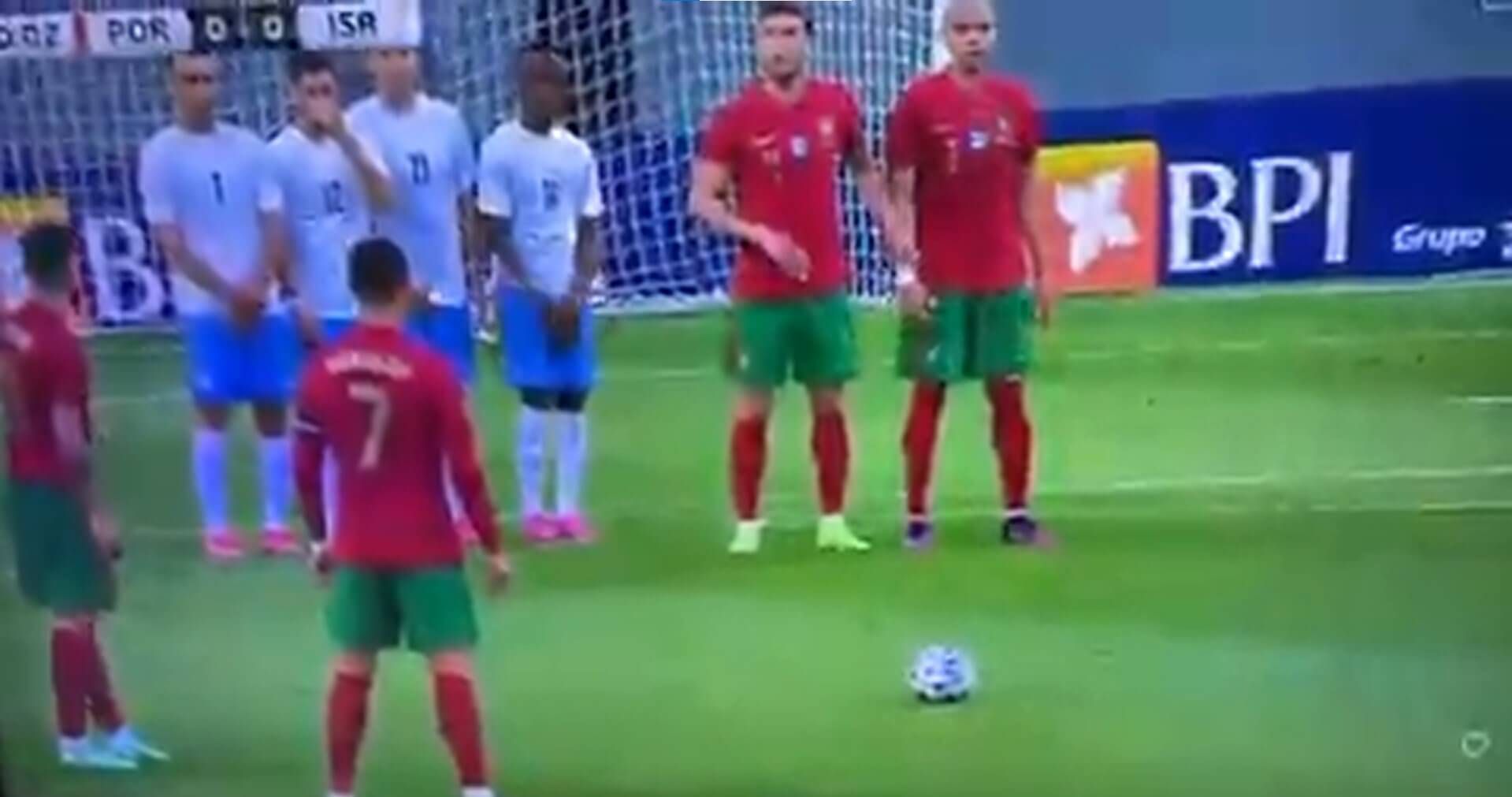 Cristiano Ronaldo wyśmiewany za próbę uderzenia z rzutu wolnego. „Wysłał piłkę w stratosferę” [WIDEO] Zdjęcie główne wpisu