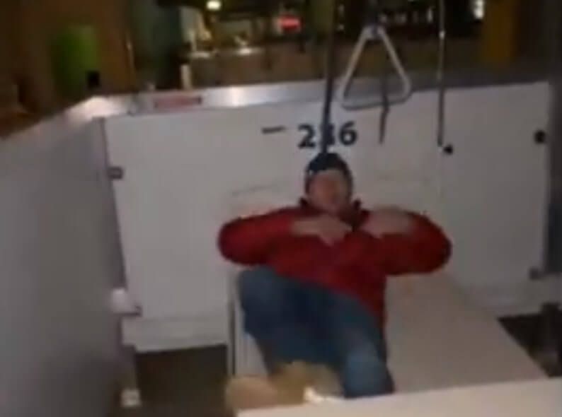 Kibice szukali toalety na stadionie Narodowym, a znaleźli się w… szpitalu covidowym [WIDEO] Zdjęcie główne wpisu