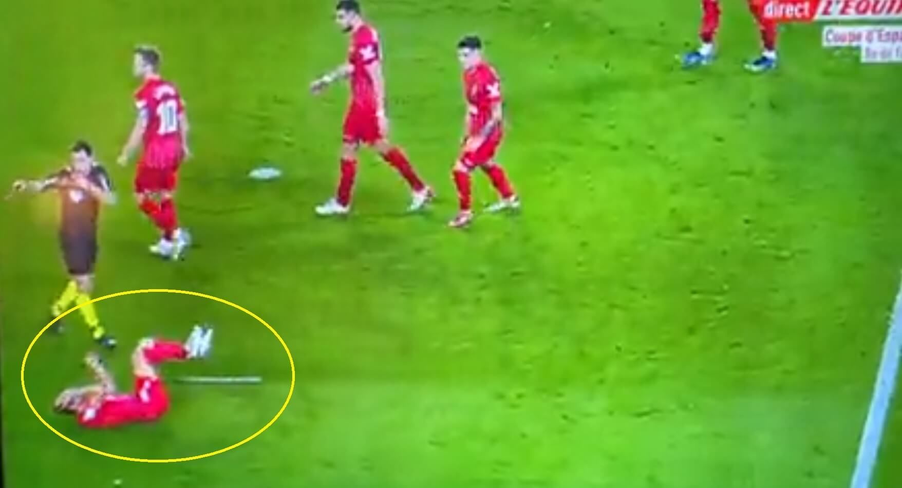 Derbowy mecz w Hiszpanii przerwany! Zawodnik został uderzony przedmiotem rzuconym przez kibiców [WIDEO] Zdjęcie główne wpisu