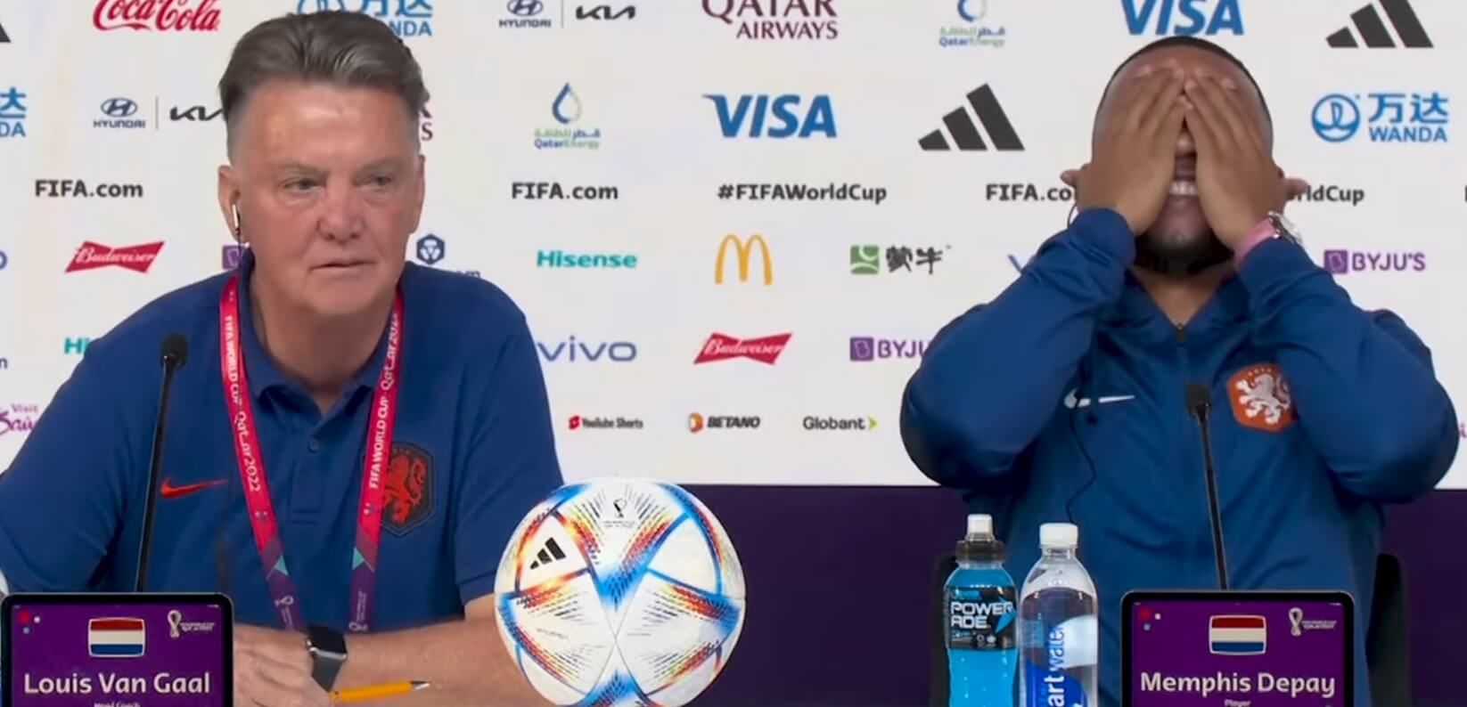 Louis van Gaal do Memphisa Depaya: „Mieliśmy swoje problemy, ale teraz moglibyśmy pocałować się w usta” Zdjęcie główne wpisu