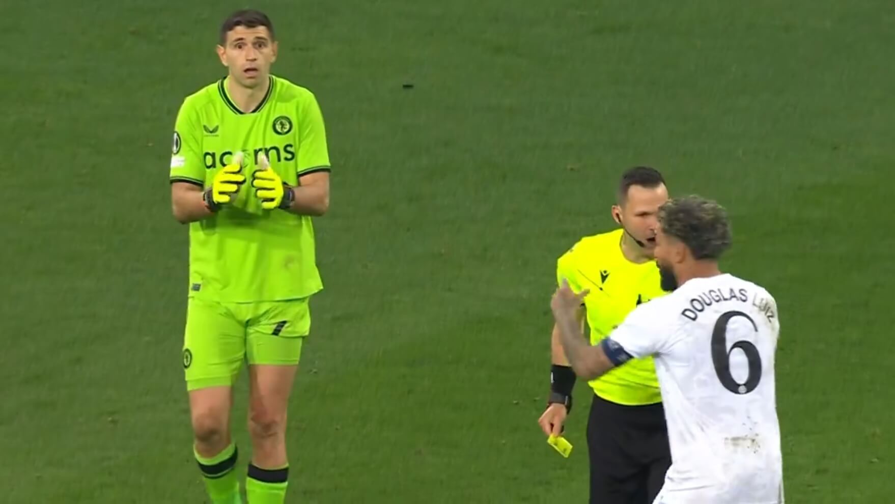 Nietypowa sytuacja w meczu LKE. Bramkarz otrzymał dwie żółte kartki, a mimo to nie wyleciał z boiska [WIDEO] Zdjęcie główne wpisu