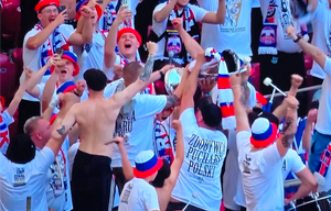 Piękne obrazki na Stadionie Narodowym! Lukas Podolski przekazał zdobyty puchar kibicom [WIDEO] Zdjęcie główne wpisu
