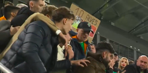 Skandaliczne kulisy meczu Radomiak - Lech. Piłkarz Kolejorza musiał oddać klubową kurtkę kibicom rywali [WIDEO] Zdjęcie główne wpisu