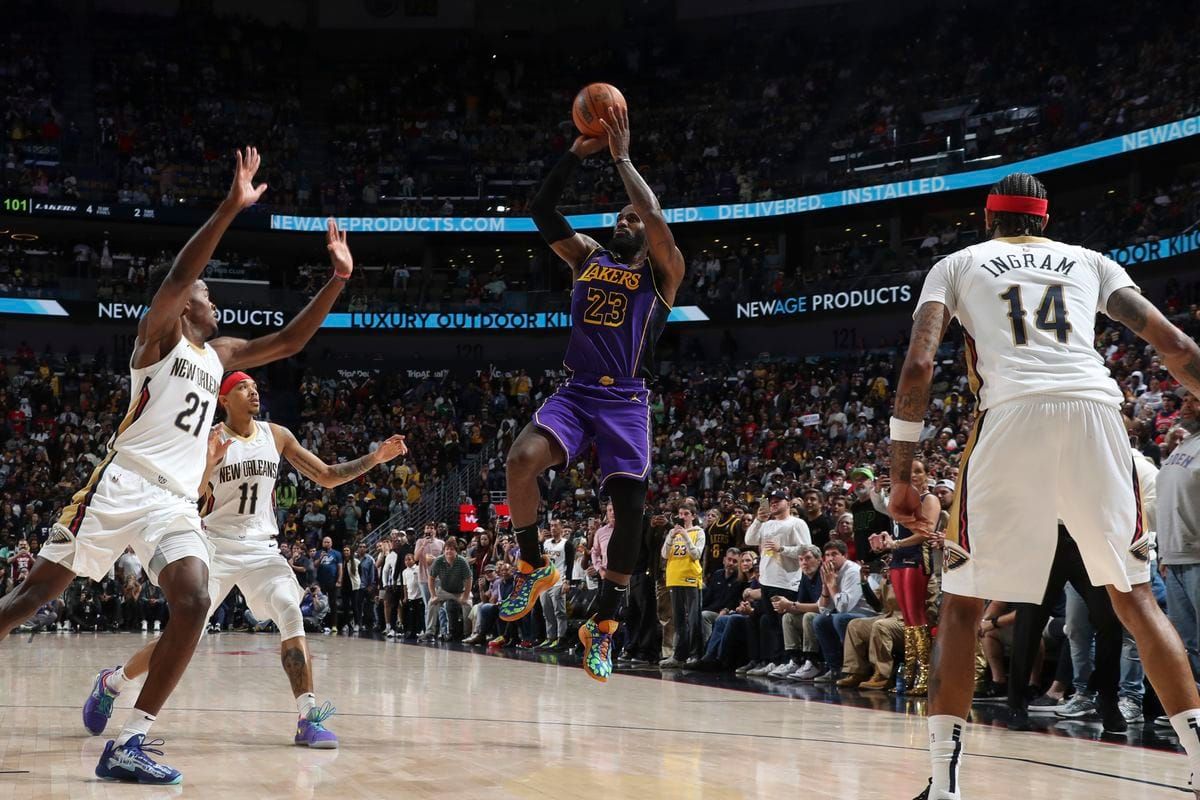 Davis Powers Lakers to Fifth Straight Win with Dominant Performance