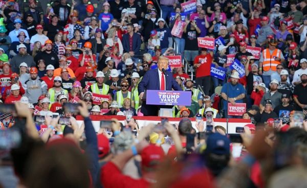 Trump Lands Support from Joe Rogan, Roberto Clemente’s Son as Election Nears