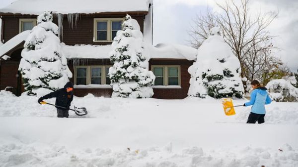 Winter Weather Blast: Snowstorm Paralyzes Northern States with Hazardous Travel and Chaos
