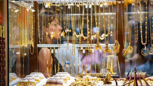 Dubai Gold Prices Under Pressure Amid Global Market Decline