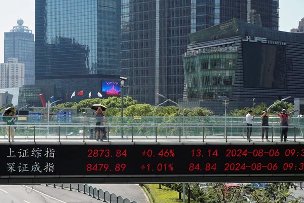 Asian Stocks Gain, Dollar Hits Two-Year High: US Rates and Trump in Focus
