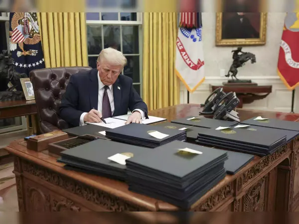 Trump Warns Canada, Mexico: Tariffs Are Coming on Saturday