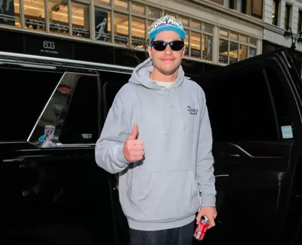 Spotted! Pete Davidson and Elsie Hewitt Cozy Up in a Bathrobe—Fans React