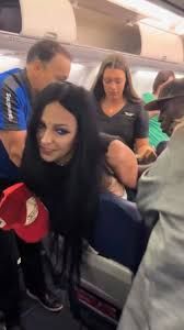 Artist Leanna Perry Arrested After Drunken Hair-Grabbing Meltdown on LaGuardia Flight