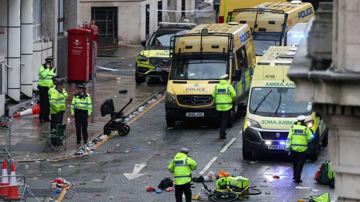 Liverpooler Meisterparade: PKW in die Menge gesteuert