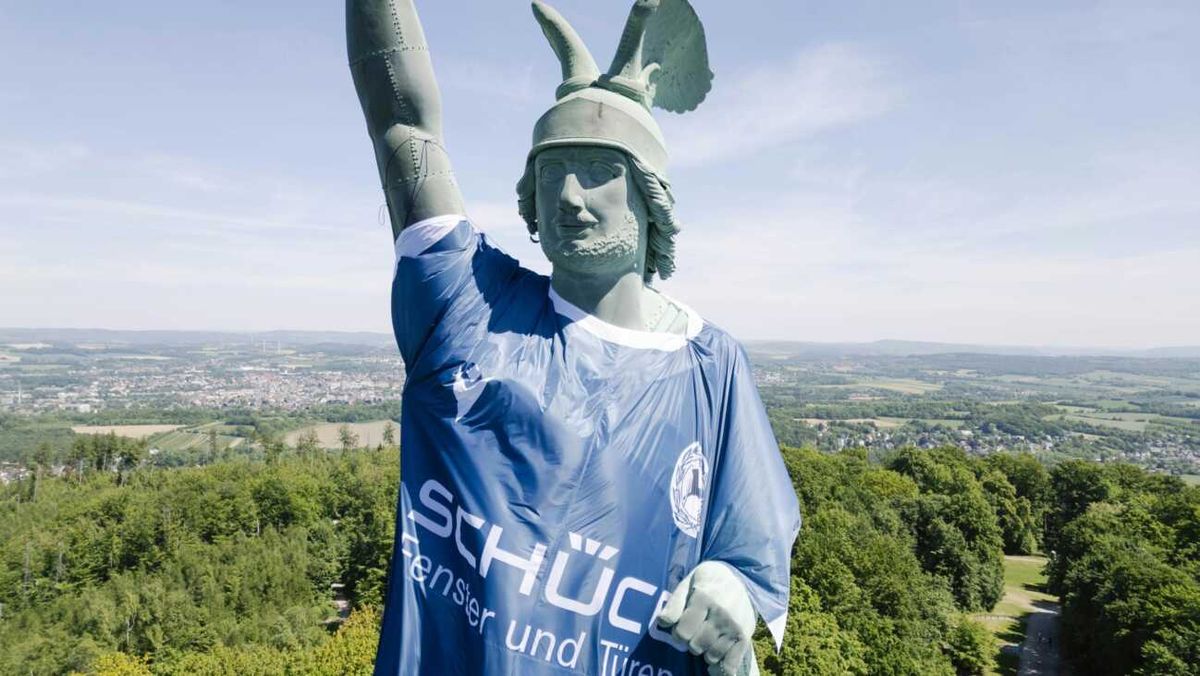 Pokal-Fieber: Hermannsdenkmal erhält Bielefelder XXL-Trikot