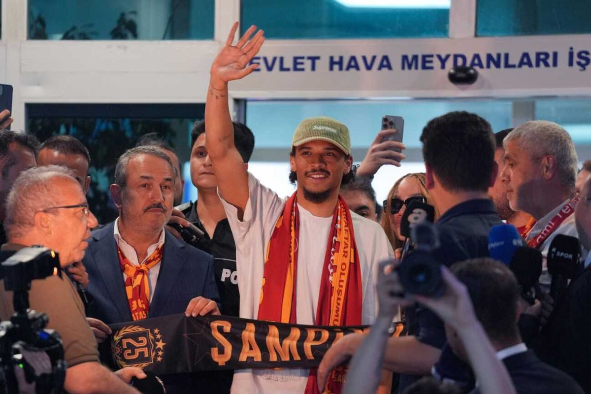 Am Flughafen: Sané begeistert in Istanbul empfangen