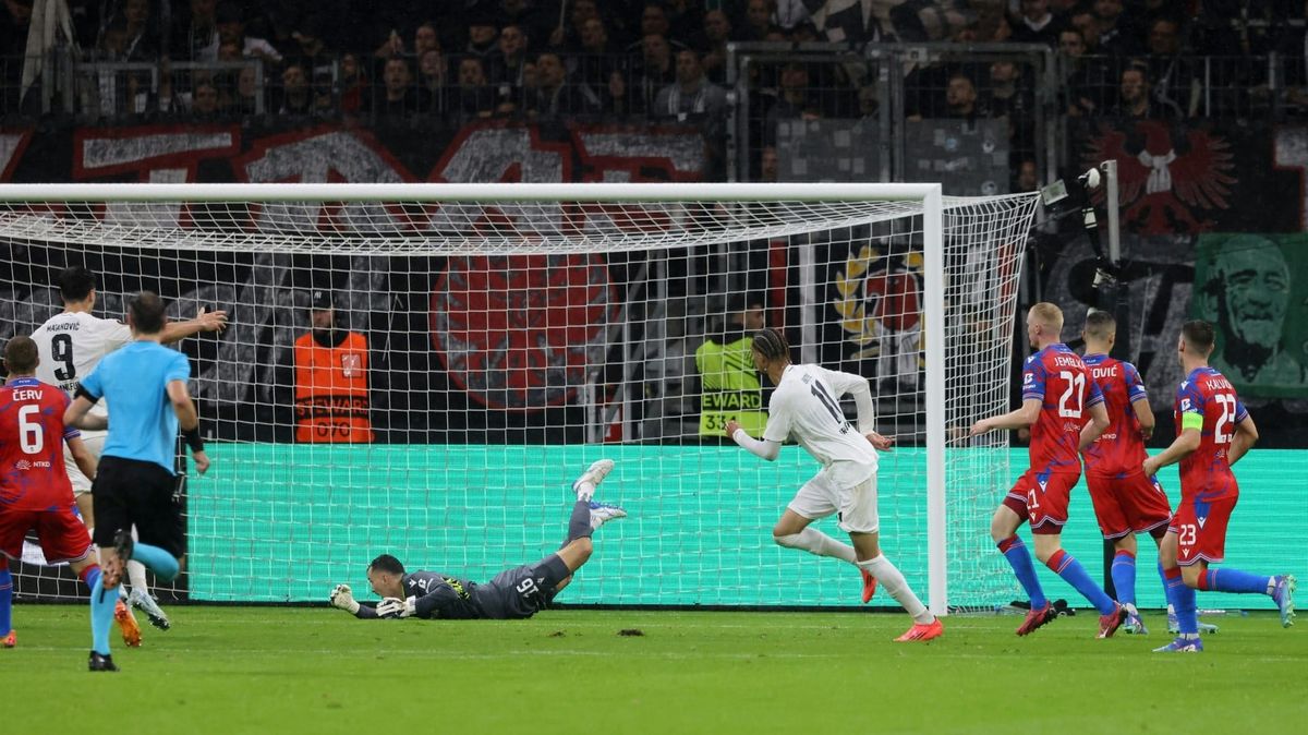 Frankfurt gibt Sieg im Lieblingswettbewerb spät aus der Hand