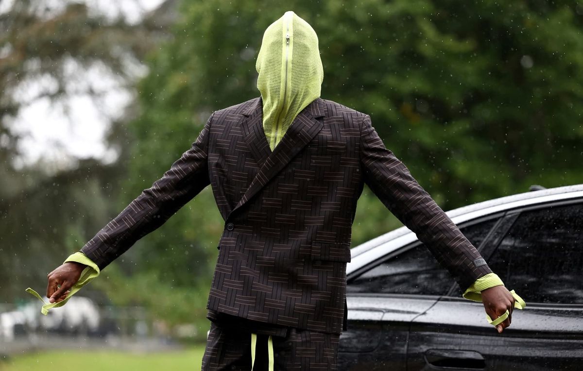 Kurioser Auftritt: Konate mit Maske zur Nationalmannschaft