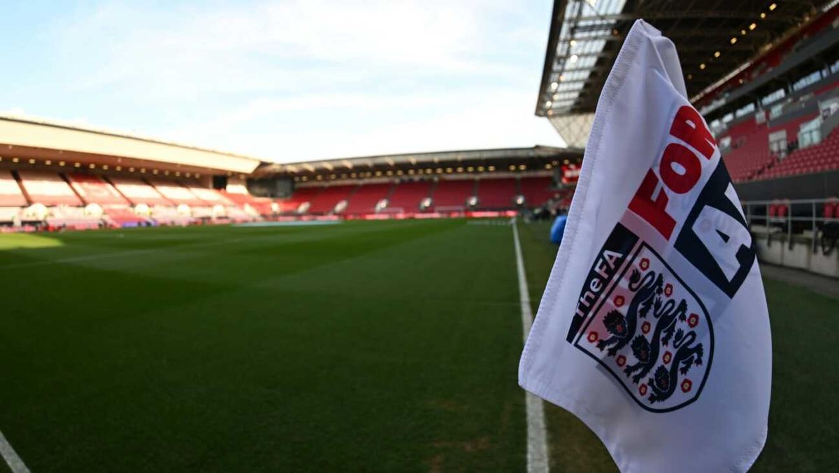 Trans-Frauen aus englischem Fußball künftig ausgeschlossen