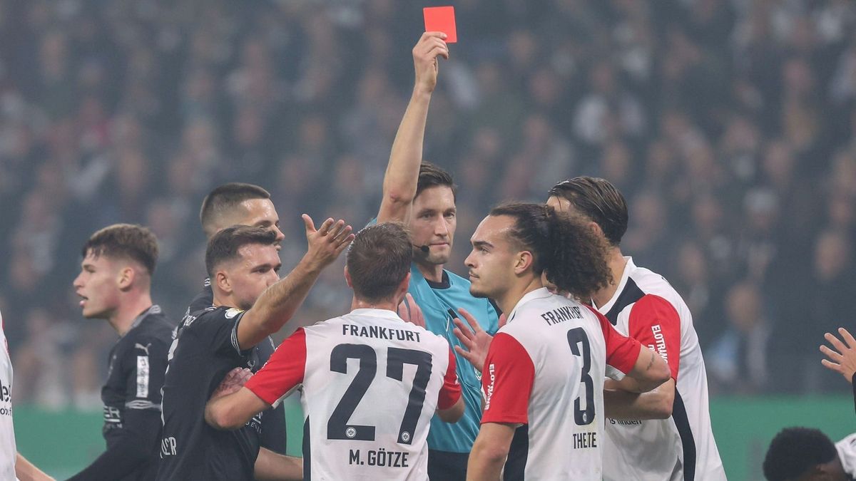 Wieder fliegt Theate: Frankfurt kämpft sich in Unterzahl weiter