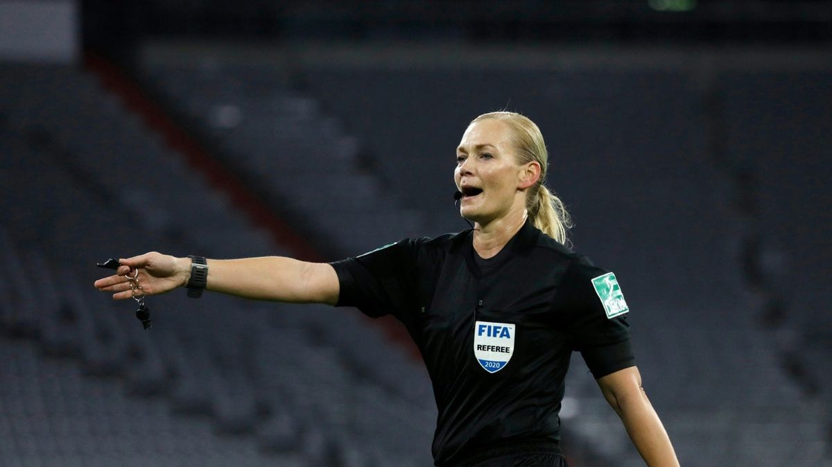 Steinhaus-Webb in offizieller Funktion bei der FIFA
