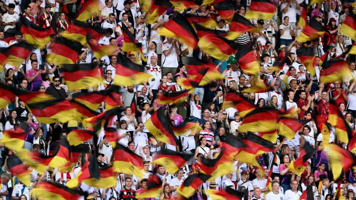 EM-Viertelfinale: Deutsche Fußballerinnen mit 10.000 Fans