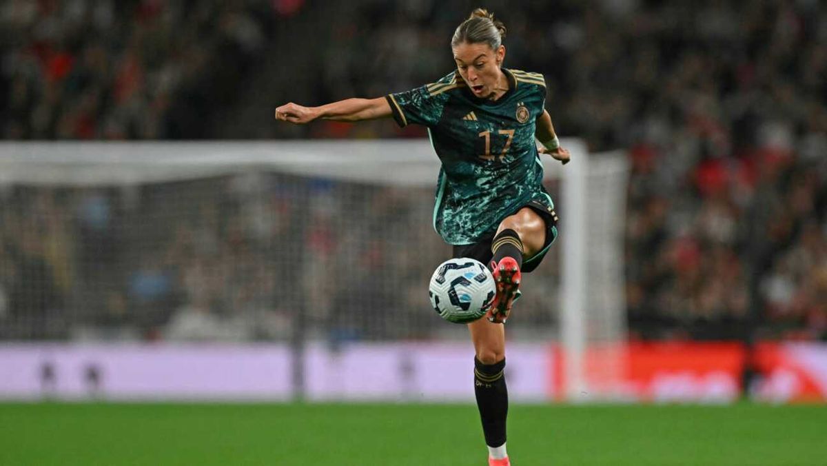 DFB-Frauen mit Rauch und Johannes gegen Österreich