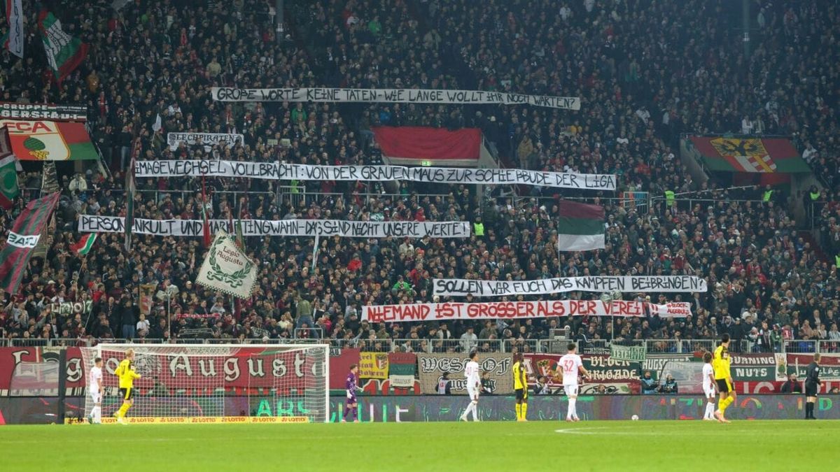 Wagner findet es "schade": FCA-Fans mit Protestbannern