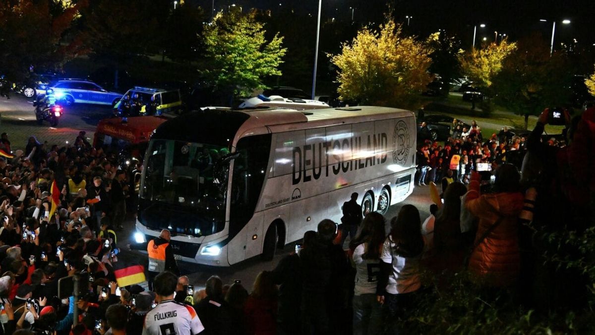DFB plant Fan-Namen auf Mannschaftsbus