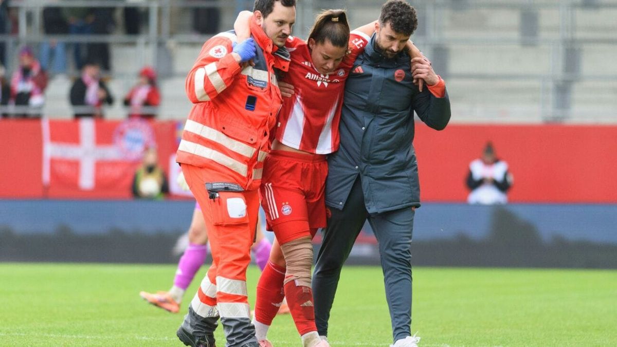 FC Bayern: Oberdorf mit Knieverletzung ausgewechselt
