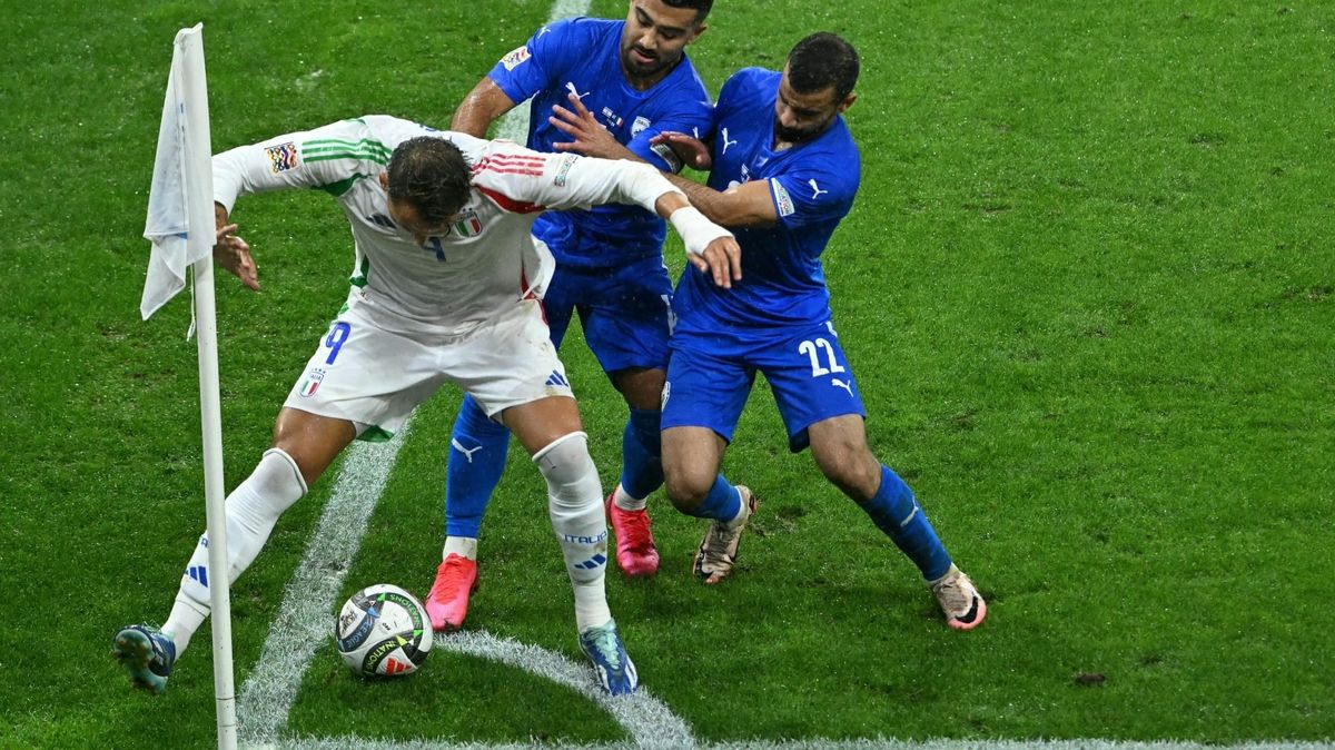 Italien-Fans drehen sich während der israelischen Hymne um