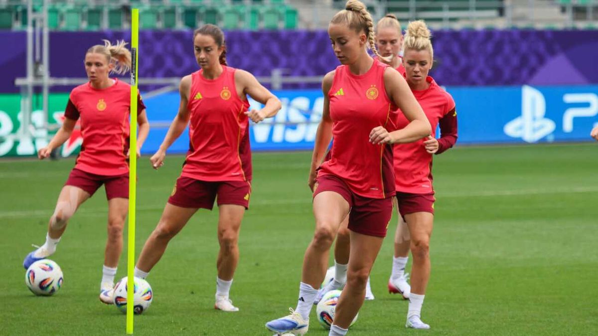 Mit "Engelsstimmen" der DFB-Frauen: Petry-Hit als EM-Hymne